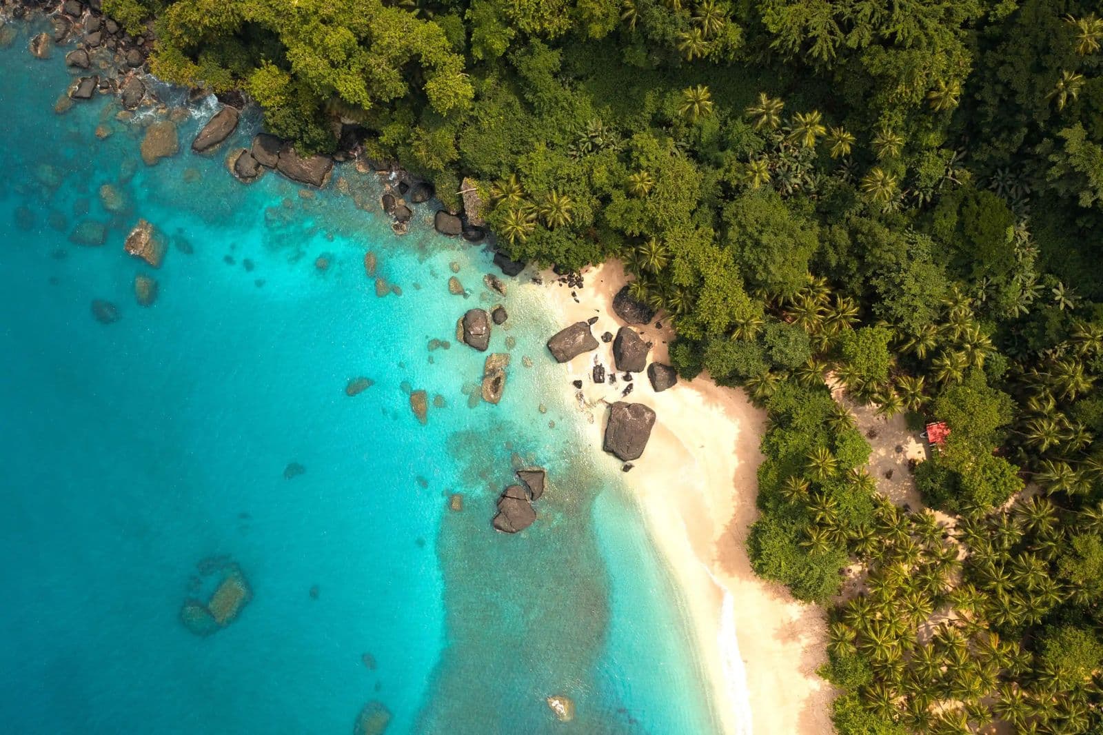 Enseada de São Tomé e Príncipe vista do ar